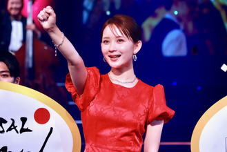 畑芽育、USJに真っ赤なドレスでサプライズ登場！ 『呪術』コラボに大興奮