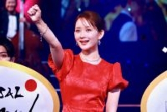 畑芽育、USJに真っ赤なドレスでサプライズ登場！ 『呪術』コラボに大興奮