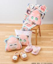 『SPY×FAMILY』×「3COINS」がコラボ！　“アーニャの着る毛布”など全56アイテムを展開