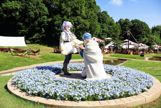 『葬送のフリーレン』の世界に浸れるグランピングが開幕！　“鏡蓮華の指輪”シーンを再現した花壇は夜が幻想的＜取材レポ＞