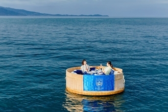 リゾナーレ熱海“海上カラオケ”開催へ！　海に浮かぶ桶型ボートでのびのび歌うアクティビティ