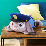 「『ズートピア2』ナムコ限定景品登場！　幼少期姿のジュディ＆ニックが“寝そべりぬいぐるみ”に」の画像1