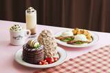 「「Eggs ’n Things」バレンタイン限定メニュー！　濃厚チョコが溢れ出すパンケーキ発売」の画像1