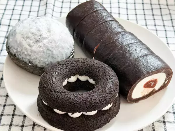 ローソン“黒いスイーツ”を発売前に食べてみた！　見た目のインパクトに負けない本格的な味に感動＜実物レポ＞