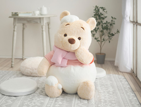 ディズニーストア「WHITE POOH」発売！　マフラー姿の“スーパービッグサイズぬいぐるみ”も用意