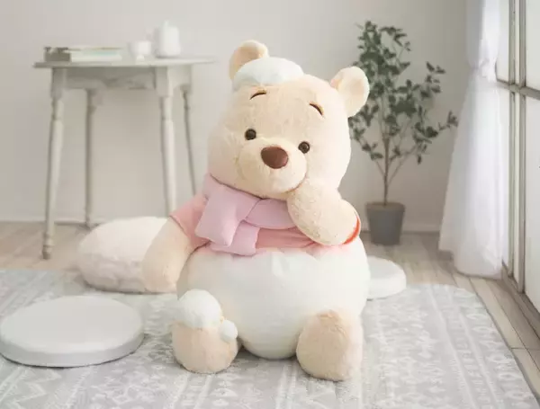 ディズニーストア「WHITE POOH」発売！　マフラー姿の“スーパービッグサイズぬいぐるみ”も用意