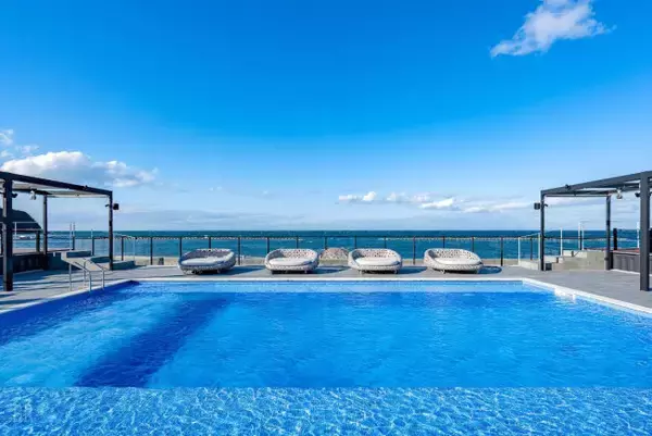 淡路島で“海を望むプライベートプール付きヴィラ”を満喫！　エキゾチックなトゥクトゥクの送迎も