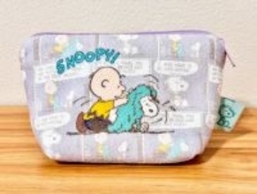 カルディで発見、“スヌーピーのポーチ”を開封！ 見た目以上に入る収納力に驚き〈実物レポ〉