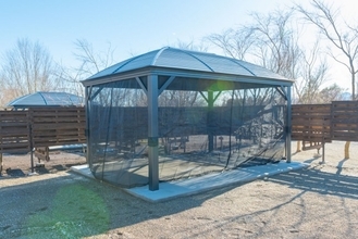 那須に“ガゼボハウス付きキャンプサイト”誕生へ！　屋根と蚊帳がついた快適空間