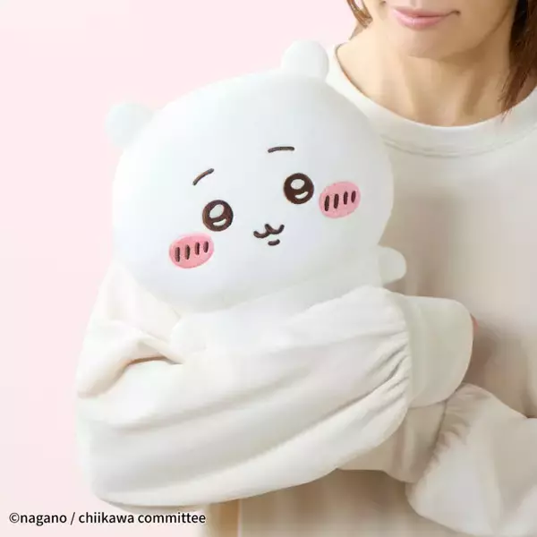 『ちいかわ』の“温かくなるぬいぐるみ”が登場！　ぎゅっと抱きしめたくなるフィット感