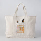 「Suicaのペンギン×「紀ノ国屋」コラボに新作！　刺しゅうデザインが目を引く“ビッグトート”3種登場」の画像1