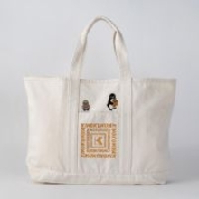 Suicaのペンギン×「紀ノ国屋」コラボに新作！　刺しゅうデザインが目を引く“ビッグトート”3種登場