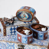 「『クレヨンしんちゃん』上品なクッキー缶が登場！　よそゆきの服に身を包んだしんちゃん＆シロをデザイン」の画像1