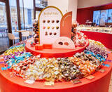 「「ゴディバ」の新スタイルショップがすてき！　チョコを自由に組み合わせできる“量り売り”スタイル」の画像1