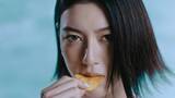 「三吉彩花がクールな衣装でかっこよく決める！ 「湖池屋ストロング」新TVCM＆インタビュー映像公開」の画像1