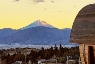 山梨に“高級ヒノキを使用したサウナ”誕生！　富士山や甲府盆地を一望できる究極の空間