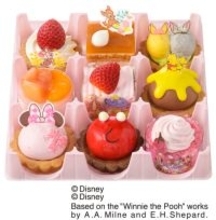 ディズニーのプチケーキに春の新作！　お花見を楽しむプーさんなどデザイン＜銀座コージーコーナー＞
