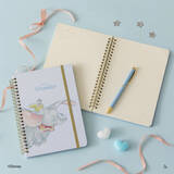 「ダイソー「THREEPPY」に『ダンボ』新シリーズ登場！　淡いカラーリングのバッグなど全23種」の画像1