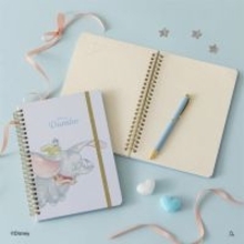 ダイソー「THREEPPY」に『ダンボ』新シリーズ登場！　淡いカラーリングのバッグなど全23種