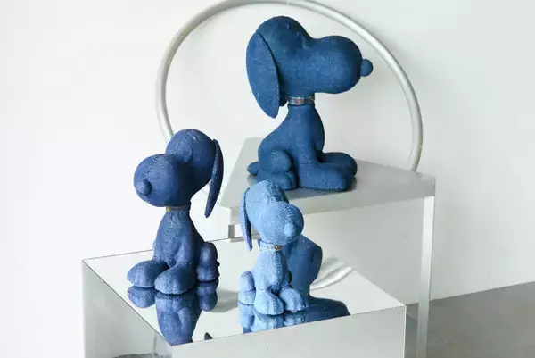 「PEANUTS Cafe」新企画始動！　デニム生地のフィギュアなど遊び心あふれるグッズを展開
