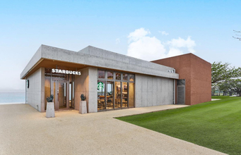スタバ、沖縄に“オーシャンビュー”を楽しむ新店舗が誕生！　カスタマイズ型のフラペチーノも提供
