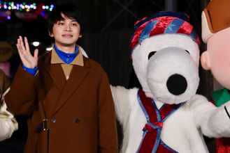 北村匠海、USJにサプライズ登場！　“後輩”ICExとともにクリスマスを満喫「やっと来れました」