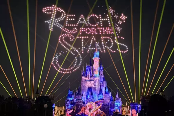 東京ディズニーランド初のドローンが大空に！　9．14終了の「Reach for the Stars」に特別演出〈取材レポ〉