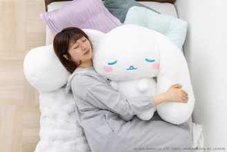 シナモロールの「大きなぬいぐるみ」登場！　一緒に眠っているような気分が味わえる“すやすやサイズ”
