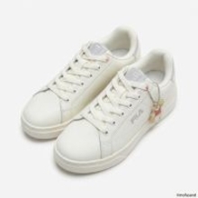 「FILA」×『mofusand』が初コラボ！ “テニス”をテーマにしたにゃんこたちのスニーカー登場