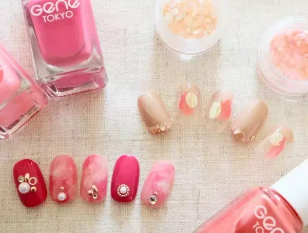 「「ダイソー」アイテムを活用！　色ムラ＆塗りかけOKな“プロ直伝の春ネイル”」の画像