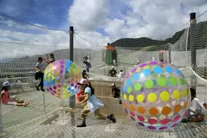 登って 跳ねて 楽しんで 日本初の空中アスレチック施設 2019年4月5日 エキサイトニュース