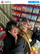 BLACKPINK リサ＆i‐dle ミンニの日本満喫ショットが話題！　“変装なし”で有楽町に降臨