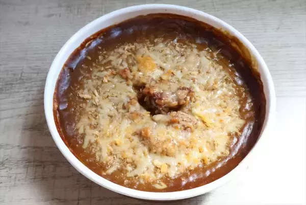 ローソン“名店監修”カレーは本格的な味わい！　牛肉がゴロッとのった焼きカレーが超贅沢＜試食レポ＞