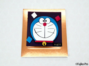 『ドラえもん』×「ダロワイヨ」限定スイーツが登場！　マカロン缶やオペラケーキなどラインナップ