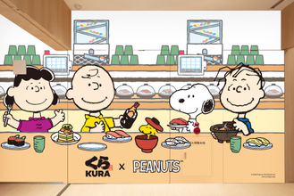 『PEANUTS』×「くら寿司」がコラボ！　スヌーピーの“寿司皿”や歴代アートの“缶バッジ”など用意