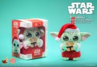 『スター・ウォーズ』グローグーがサンタ姿に！　高さ約15cmの「ぬいぐるみキーチェーン」が登場