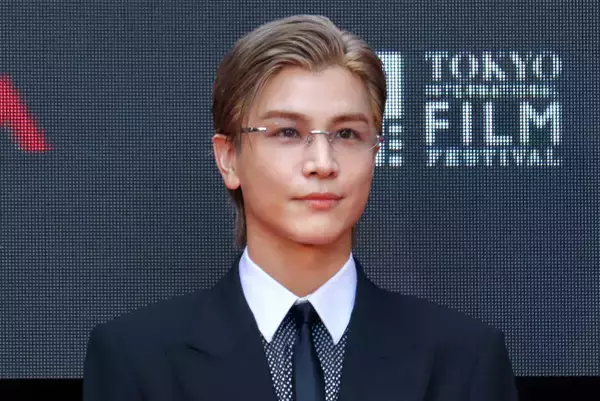 岩田剛典、金髪×メガネ姿でレッドカーペットに降臨！　オフショットに「ビジュ良すぎ」「破壊力すご」など絶賛の声＜第38回東京国際映画祭＞