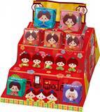 「“ひな壇”になるチロルチョコ登場！　ひなまつり限定「ふんわりピーチ」など封入」の画像1