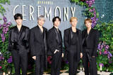 「TOMORROW X TOGETHER、大人の魅力あふれる黒コーデ披露　クールな表情で魅了＜Mrs. GREEN APPLE presents 『CEREMONY』＞」の画像1