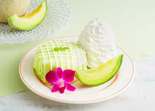 「Eggs ’n Things」夏限定メニューが登場！　メロンがあふれるパンケーキなど展開