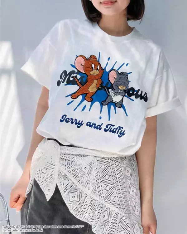 『トムとジェリー』×「AS KNOW AS」がコラボ！　キーホルダー付き“刺しゅうTシャツ”を展開