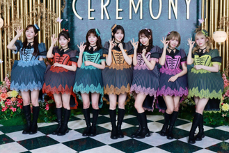 FRUITS ZIPPER、スタイル抜群ミニ丈衣装で登場！ ギャップ感じる甘辛デザイン＜Mrs. GREEN APPLE presents 『CEREMONY』＞
