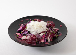 渋谷で『果てしなきスカーレット』テーマカフェ開催！　作品の世界観を体感できるメニュー＆グッズ展開