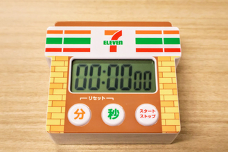 セブンイレブン「福袋2026」を発売前に開封！　街中で見る店頭がまさかのグッズに変身