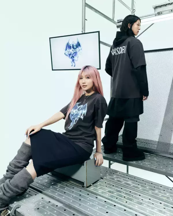 YOASOBI×ユニクロ「UT」がコラボ！　書き下ろしロゴを使った特別なデザイン