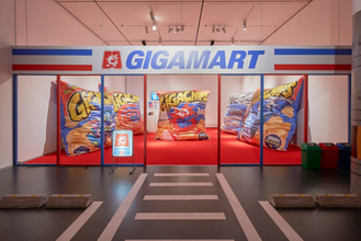 カメラに映らなければ全商品“盗める”「ギガマート展」詳細発表！　お菓子やアパレルがゲット可能
