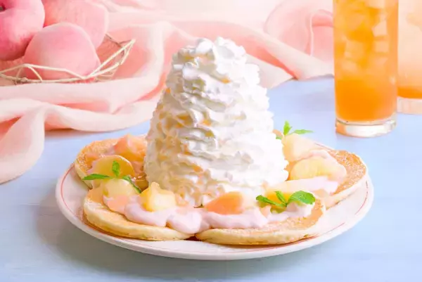 Eggs ’n Things「白桃のパンケーキ」登場！　果実感が楽しめるドリンクや特製ジャークチキンも展開