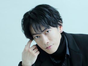 佐藤健が自宅を公開！　ピアノ4台が置ける広さにファン驚愕「玄関で生活できる」「世界が違いすぎる」