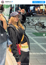 BLACKPINK リサが“変装なし”で「ドンキ」に降臨！　街中で堂々とピースポーズも