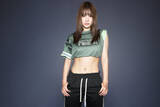 「TWICE モモ、「Onitsuka Tiger」着こなす新ビジュアル公開！　“11字腹筋”際立つ美スタイル披露」の画像1